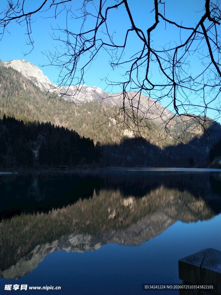 雪山湖泊倒影静谧美景