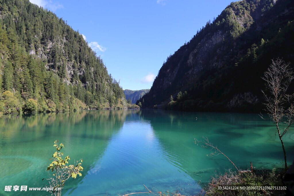 碧绿湖水映两岸青山