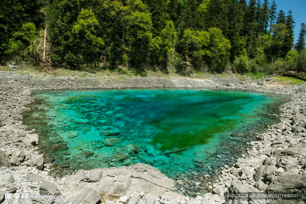 山间碧绿水潭美景