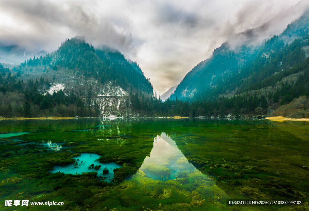 山间幽湖美景