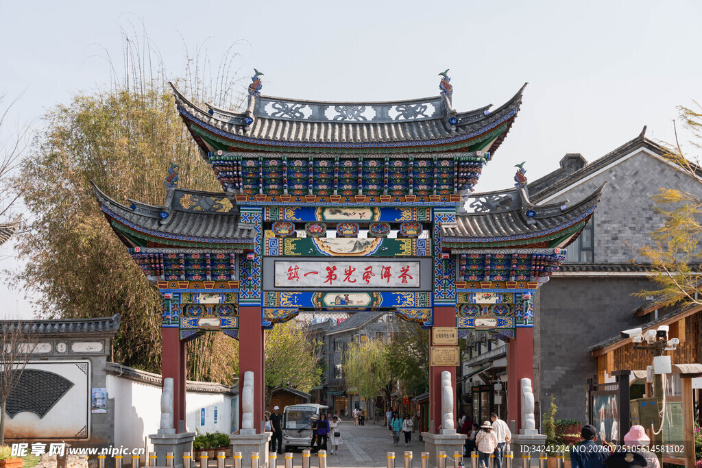 中式牌坊下的热闹街景