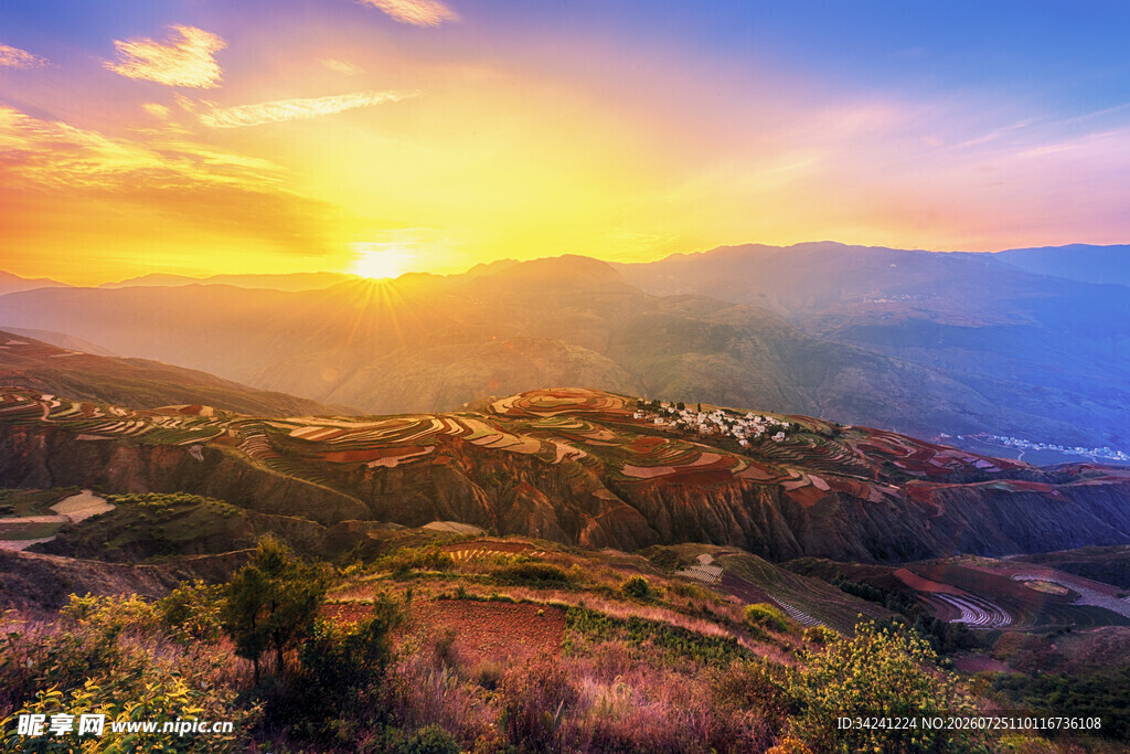 壮丽山间日落美景