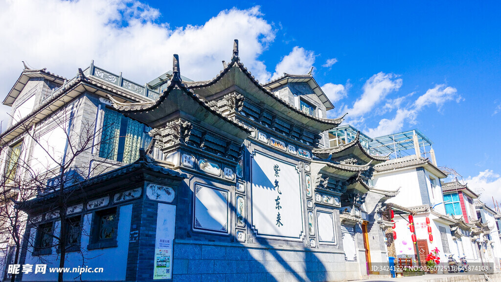 中式古建筑蓝天白云下