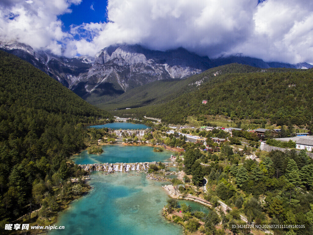 山间蓝湖美景