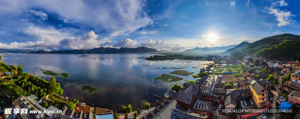 湖畔山城美景
