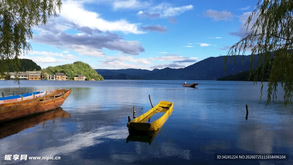 宁静湖面的小船美景