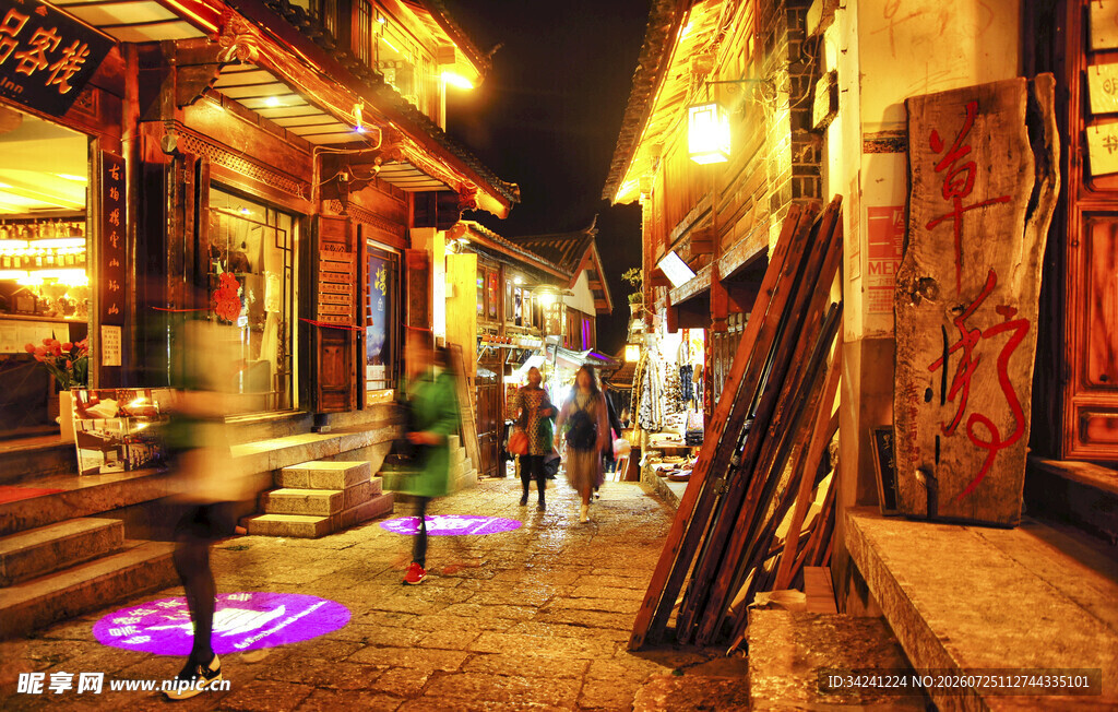 古街夜景行人漫步其中