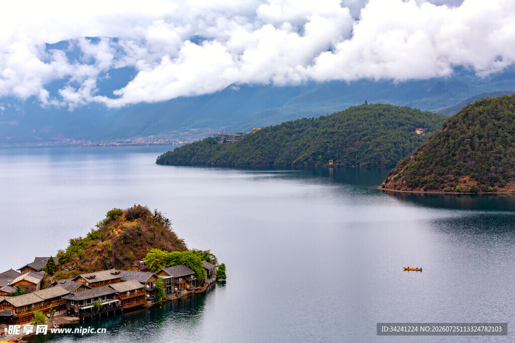 湖畔孤屿山水云雾之景