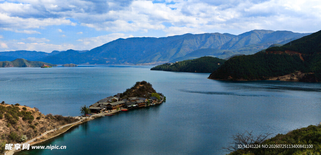 湖畔山峦美景