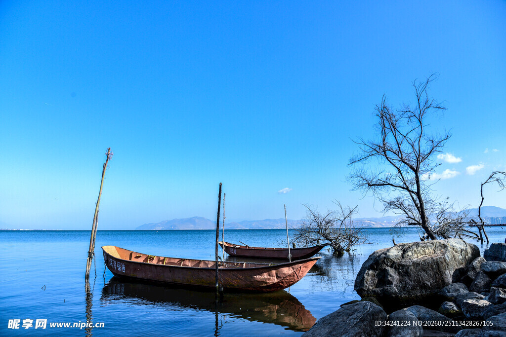 湖畔孤舟静景
