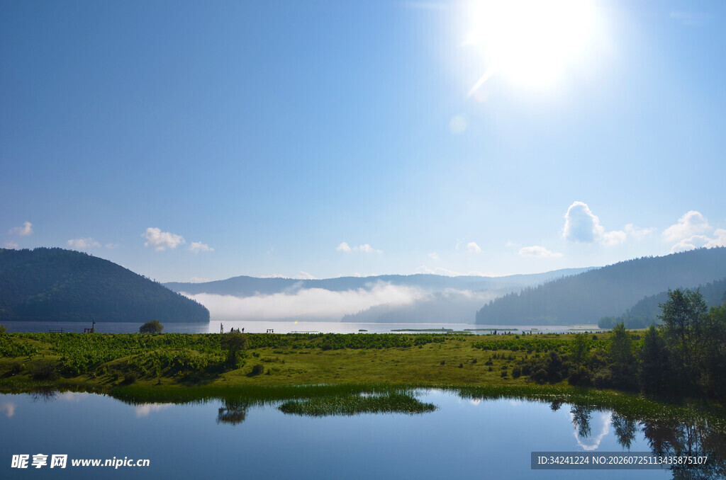 宁静山水间的美丽湖景