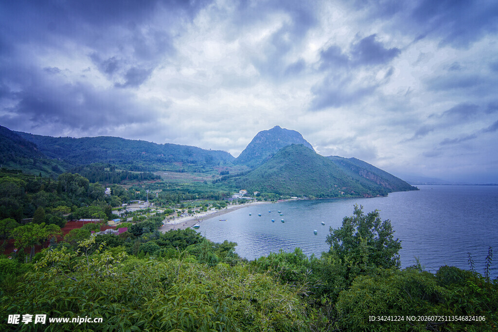 山间湖畔美景