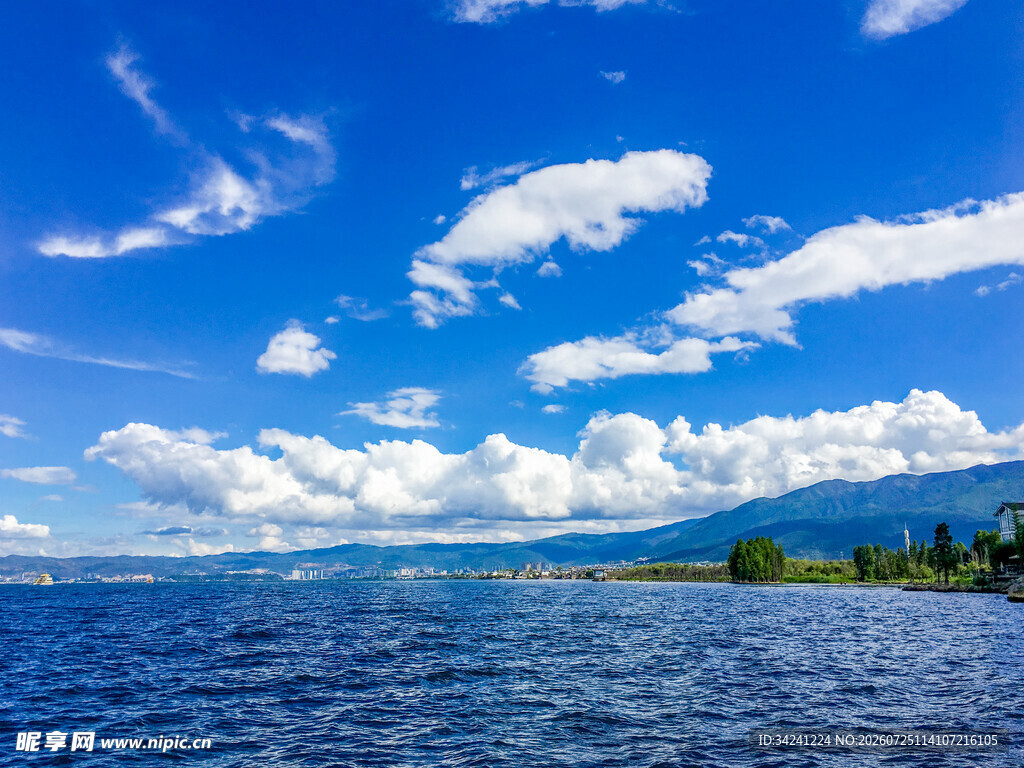 蓝天碧水间的美丽湖景