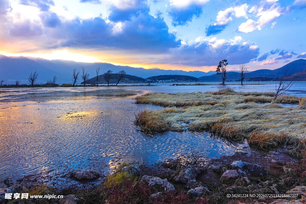湖畔黄昏美景