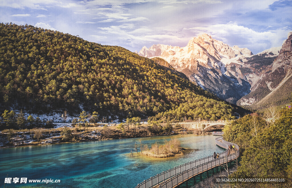 梦幻蓝湖与壮丽雪山美景