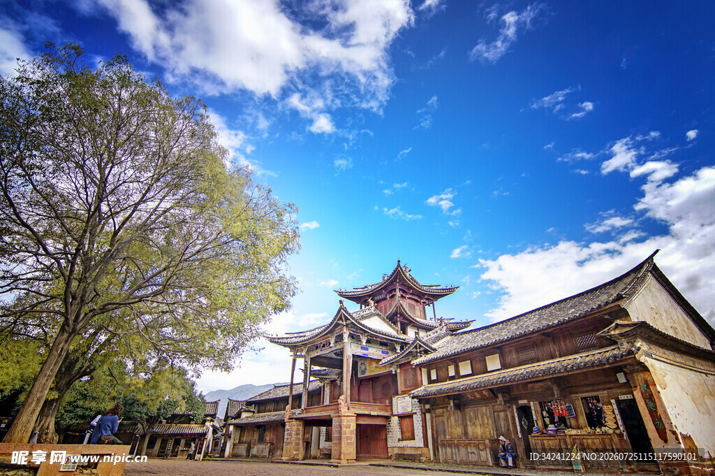 中式古建蓝天白云下的景致