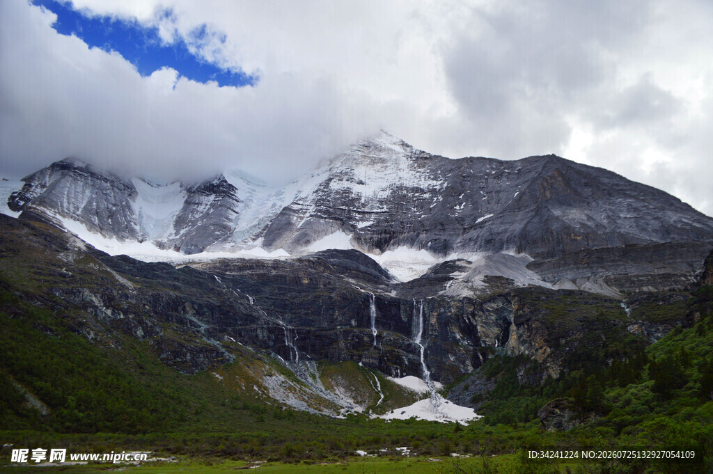壮丽雪山与山间瀑布景观
