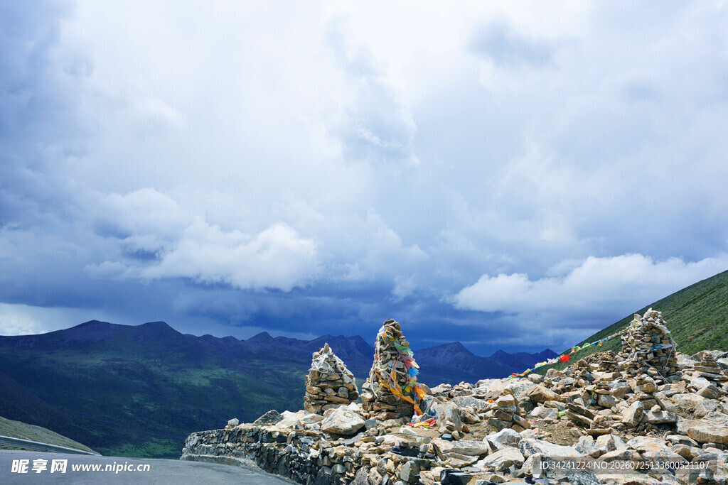 高山碎石处的壮阔云海景观