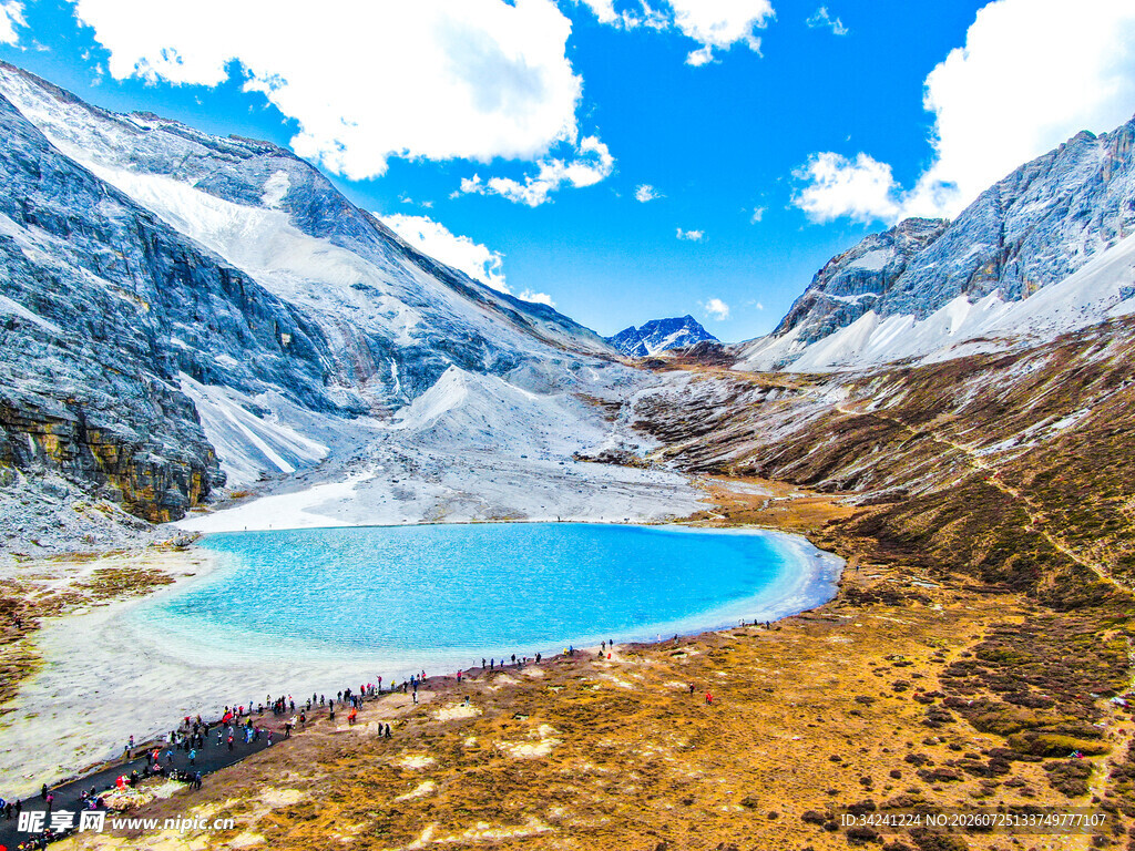 高山蓝湖壮丽自然景观