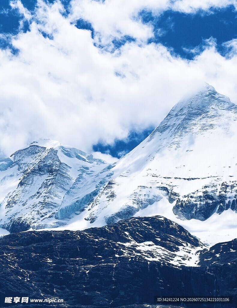 壮丽雪山与蓝天白云美景
