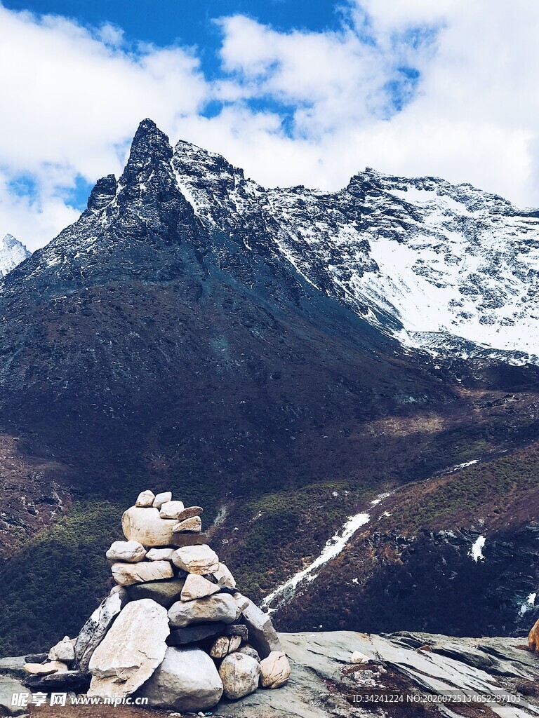 雪山下的石堆景观