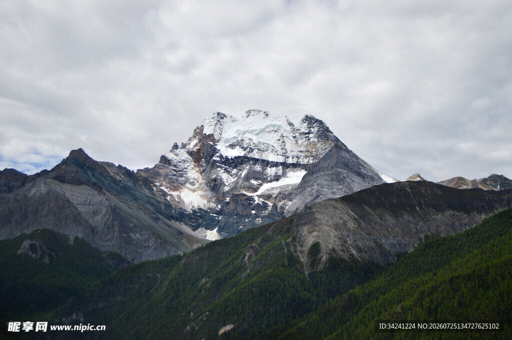 巍峨雪山与葱郁山林美景
