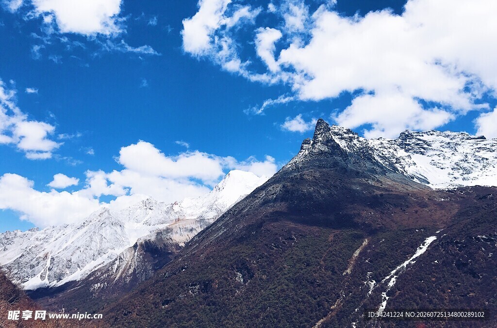 巍峨雪山蓝天美景