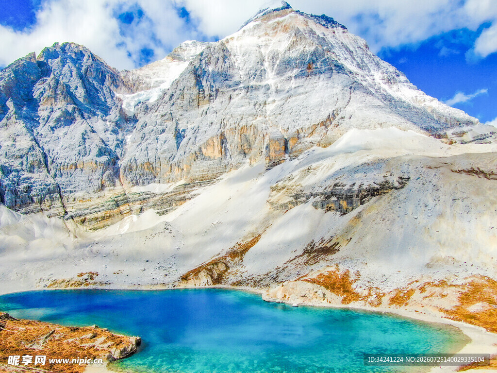 雪山下的碧蓝湖泊美景