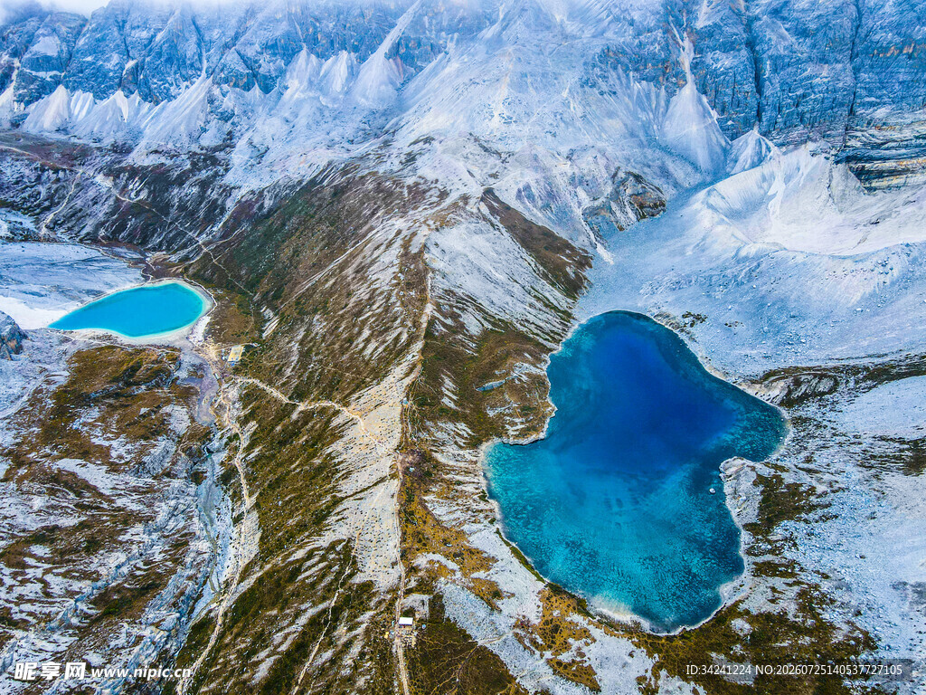 雪山环抱的蓝色湖泊美景