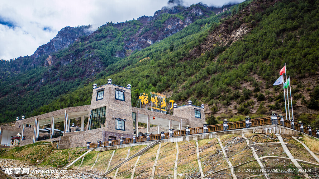 山间藏式建筑风景