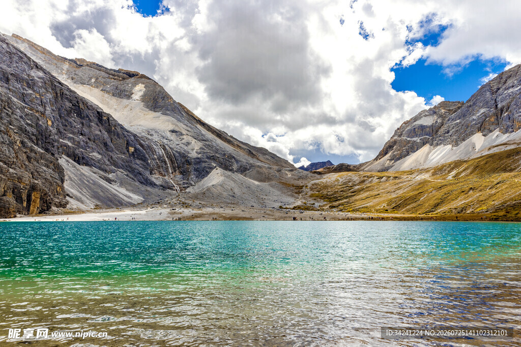 高山下的澄澈蓝湖