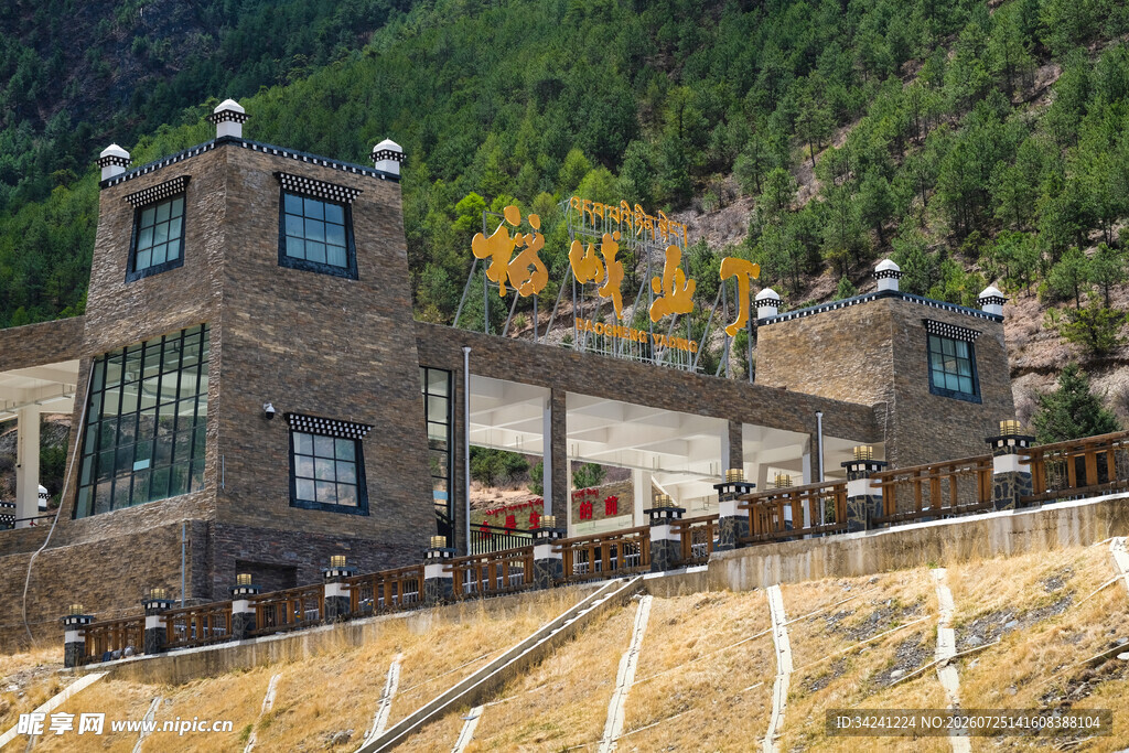 山间独特建筑景致迷人