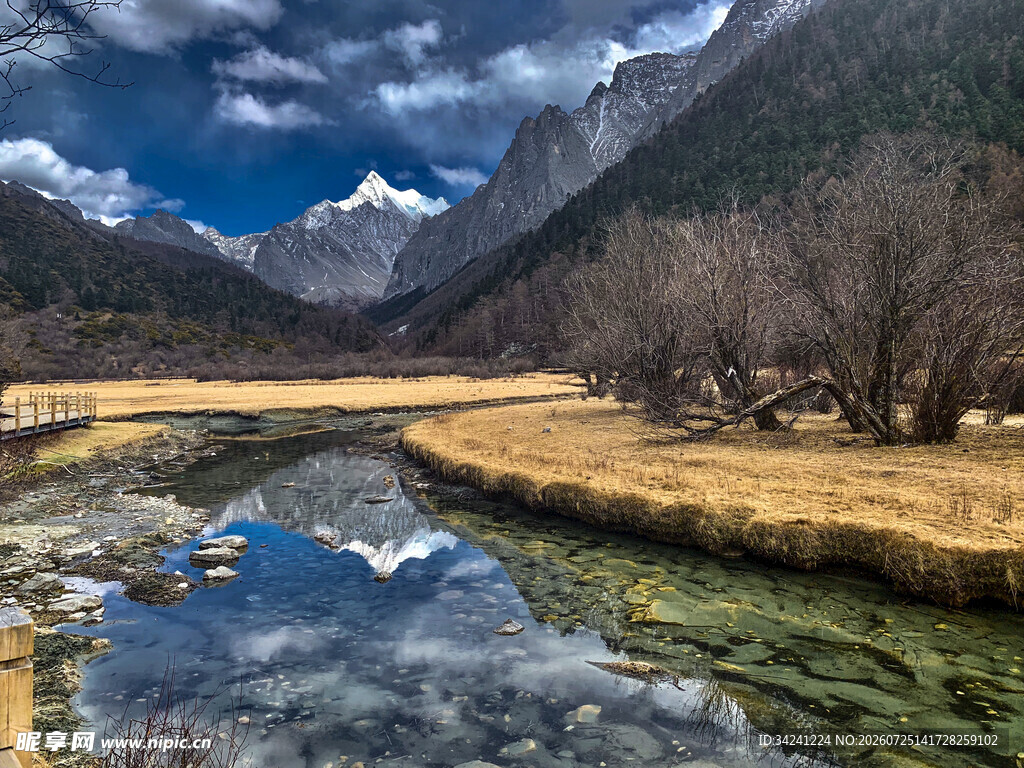 山间河谷美景