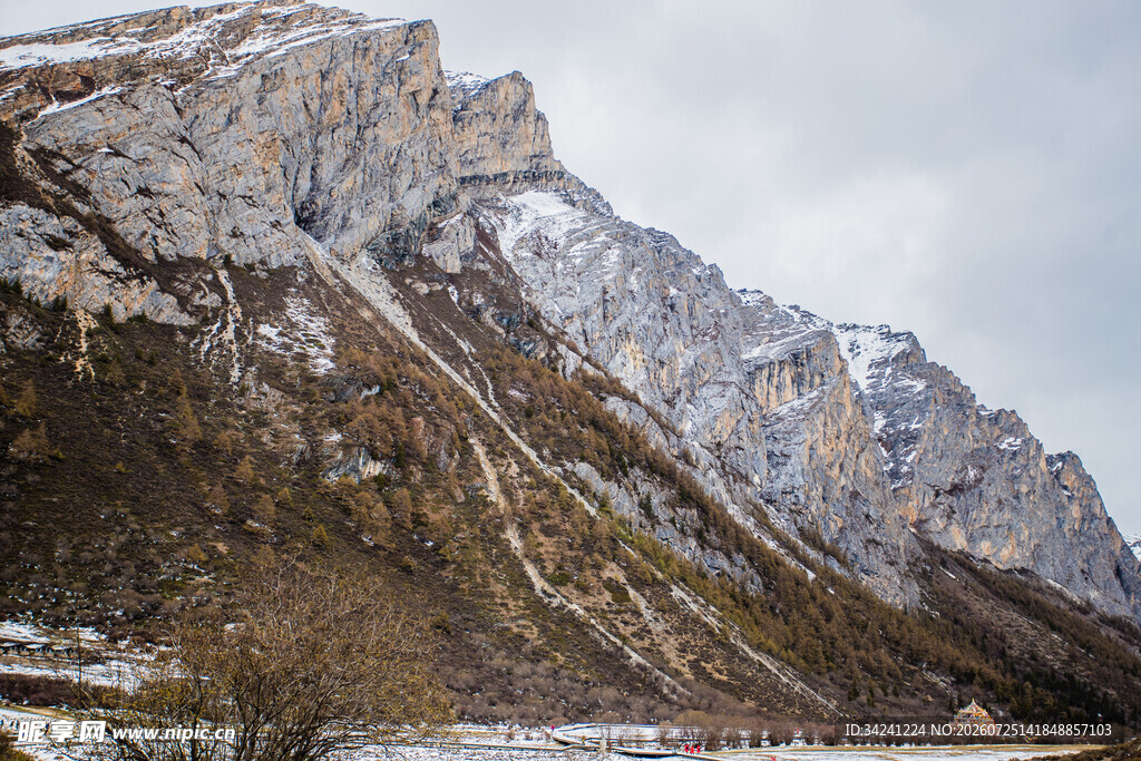 雪覆山峦壮丽自然景观