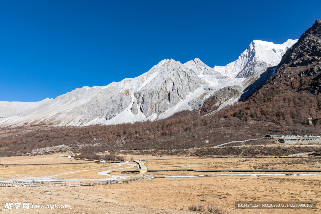壮丽雪山下的广袤荒原