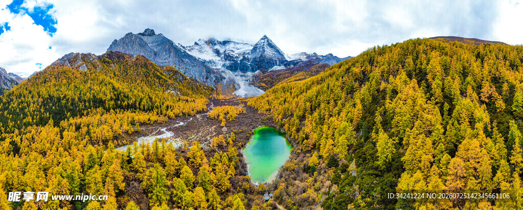 秋日山间的翡翠湖泊美景