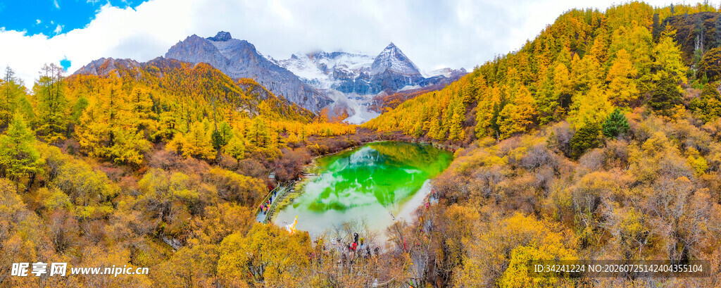秋日山间绚丽多彩的景致