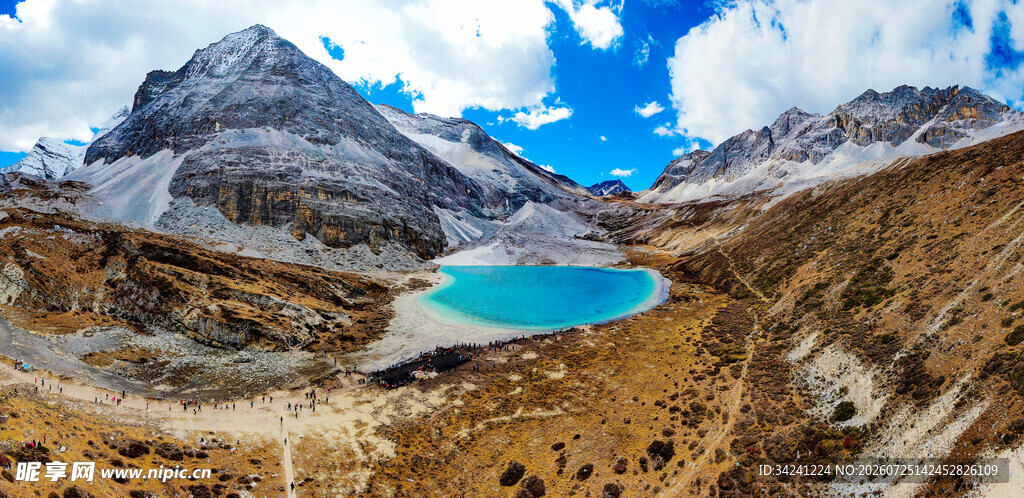 高山蓝湖壮丽自然景观