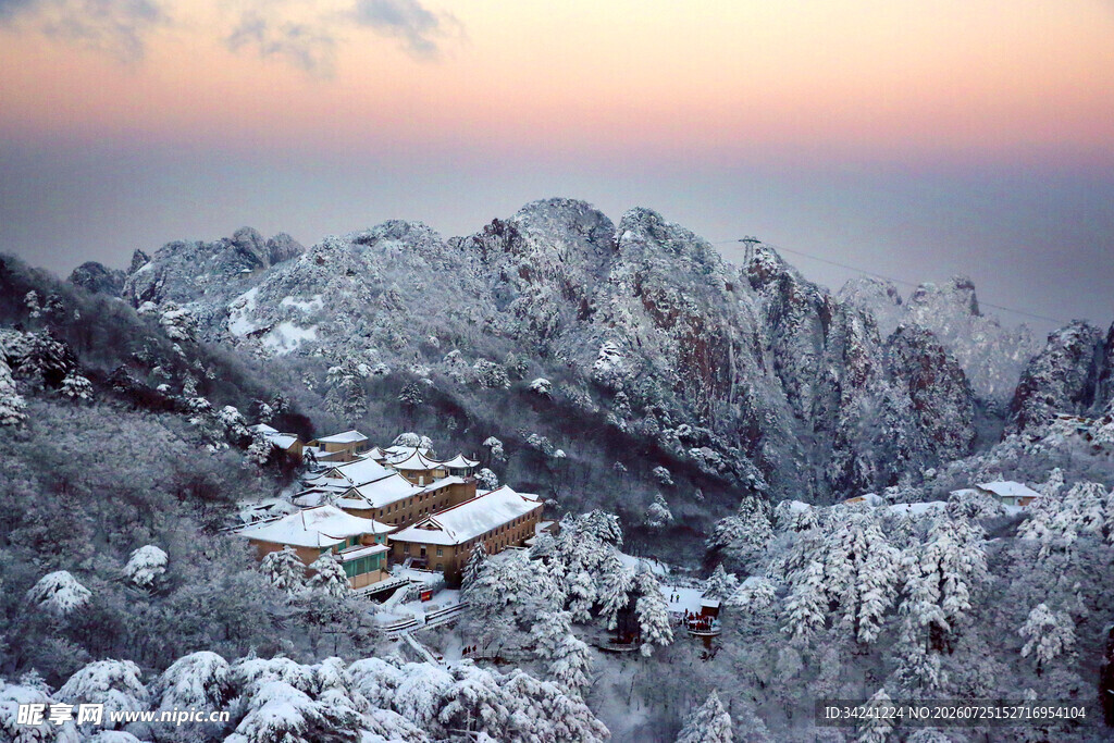 雪覆山峦中的古朴建筑