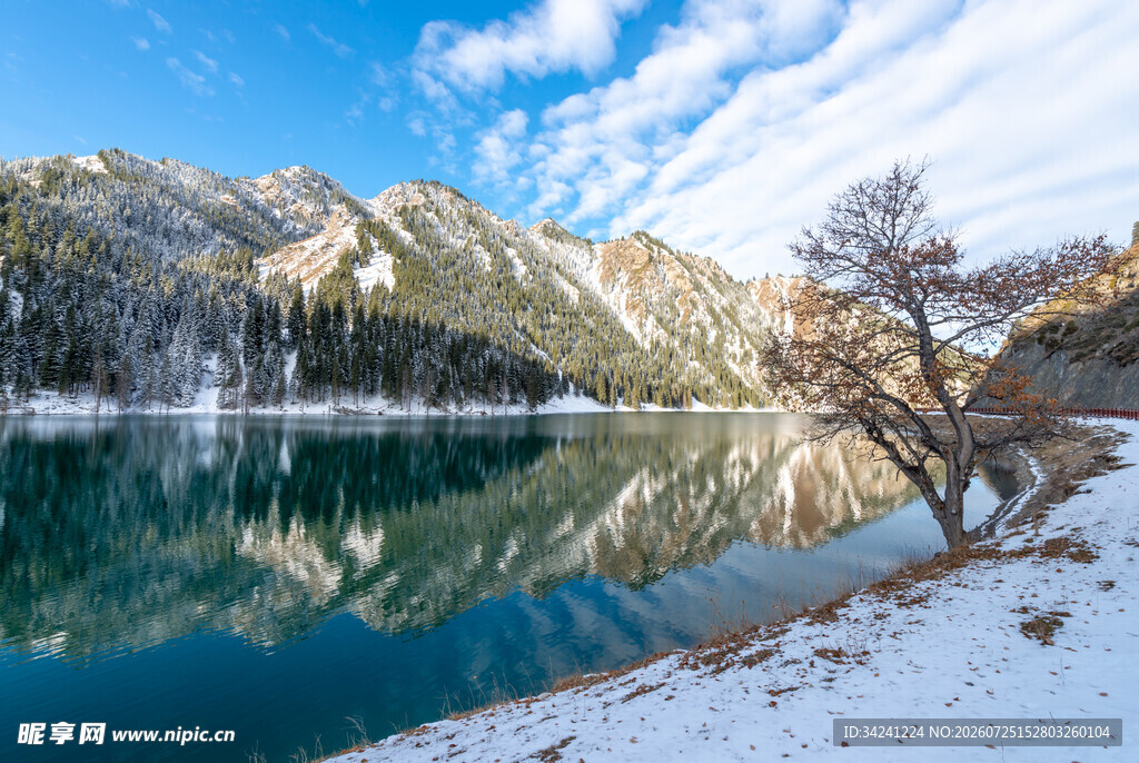 冬日湖畔雪山美景