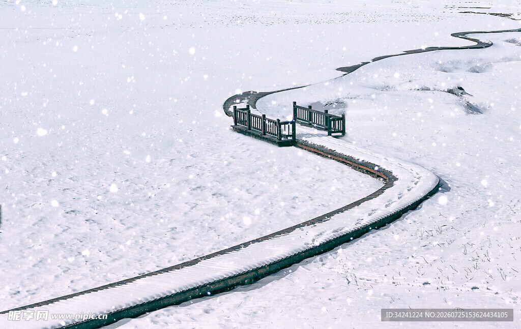 雪地蜿蜒铁轨