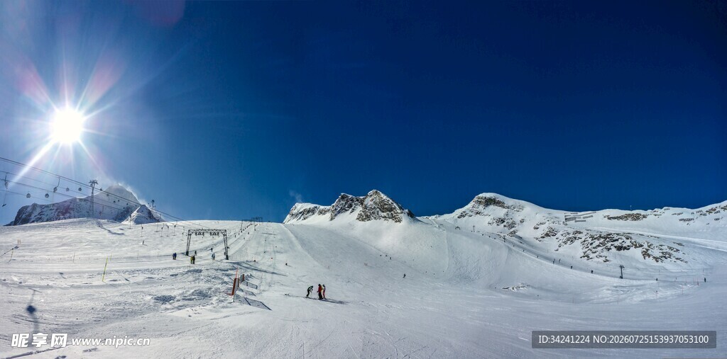 雪山日出壮丽美景