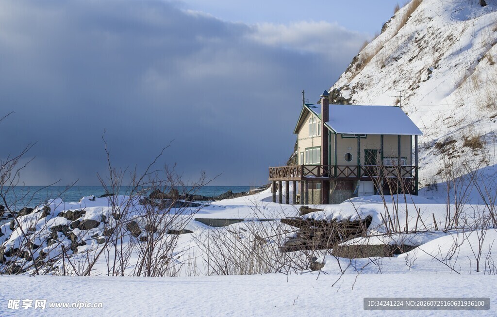 雪覆海岸边的静谧小屋