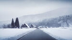 冬日雪景中的静谧公路