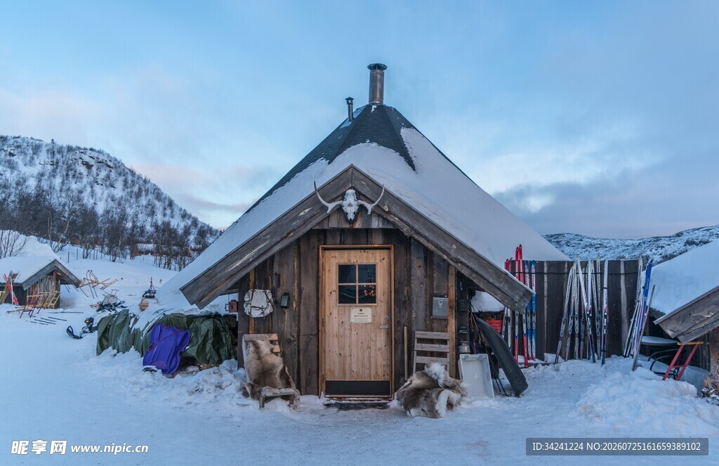 雪中小木屋冬日静谧景象