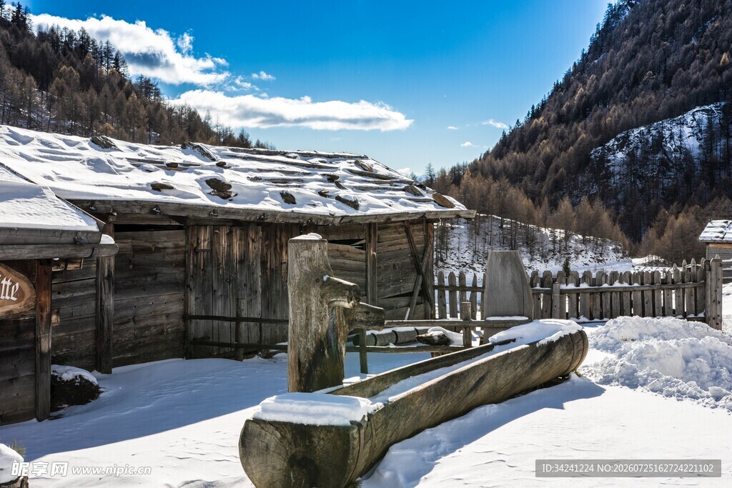 冬日山村雪景中的古朴建筑