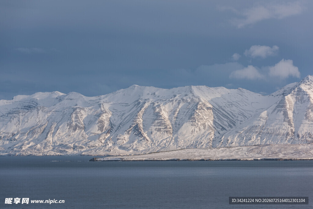 雪山映海壮丽风光
