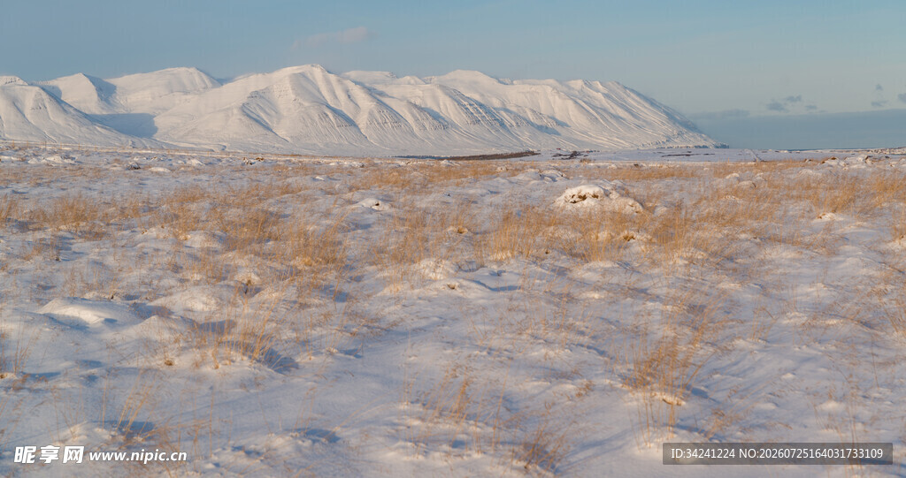 雪覆旷野与远山美景