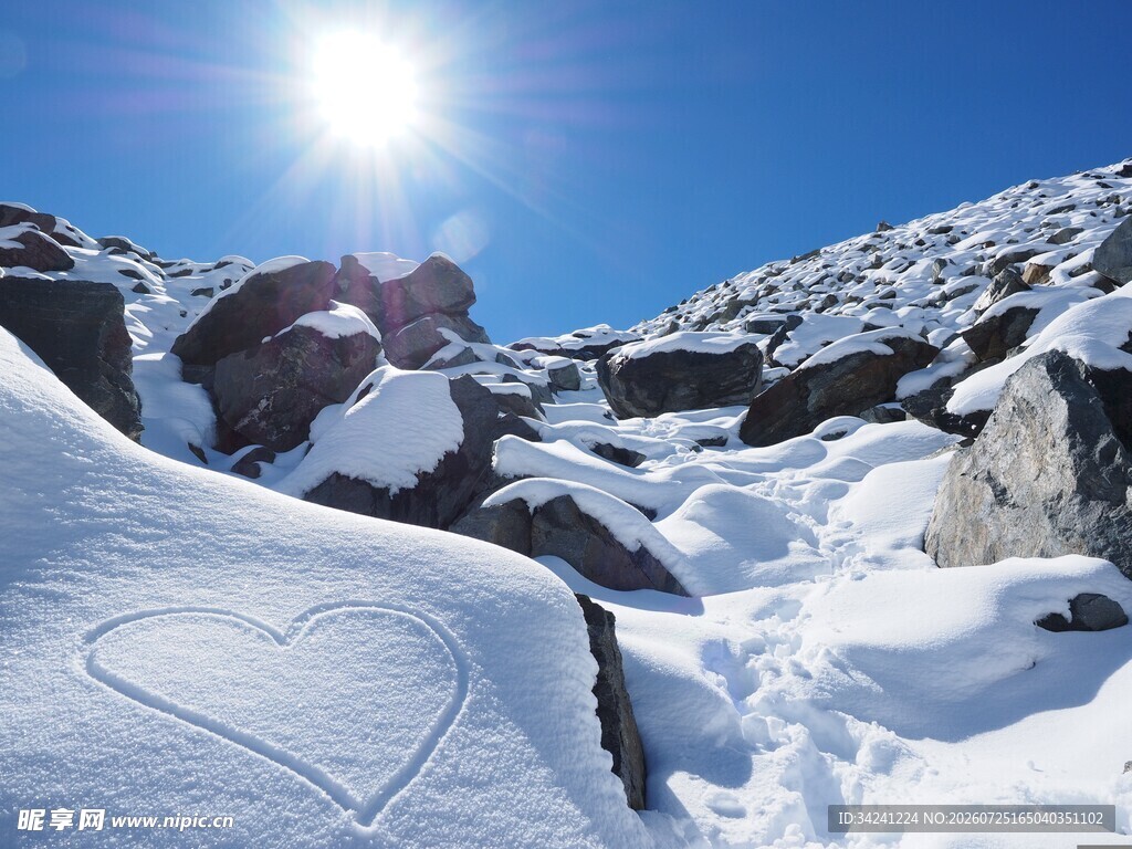 雪山上的阳光与心形雪痕