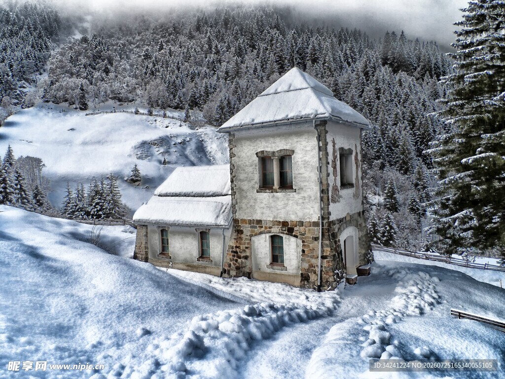 雪覆山间小屋美景